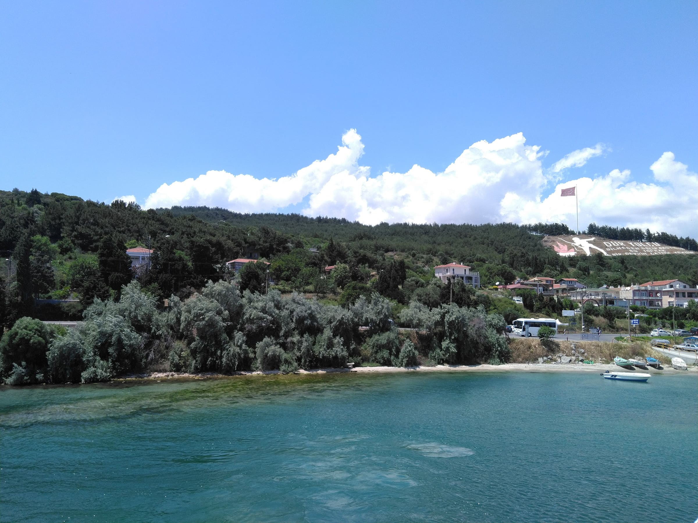Gelibolu Yarımadası'nda turkuaz bir koy ve yeşil yamaçlar